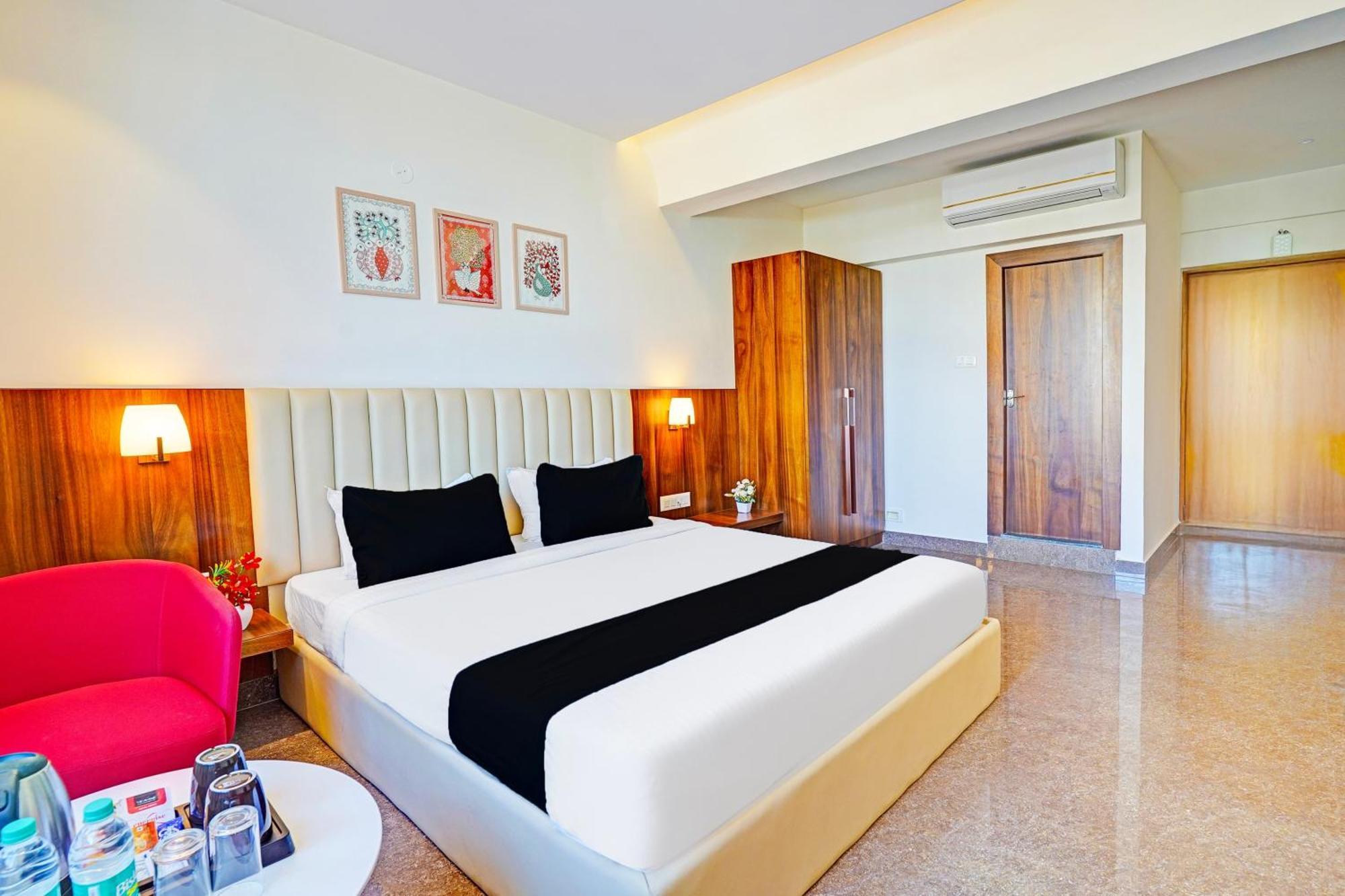 Super Townhouse Oak Electronic City Formerly Hotel Trubell Kammasandra Dış mekan fotoğraf